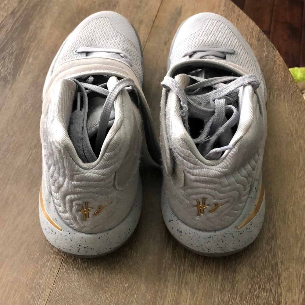 Kyrie Nike men’s basketball shoes